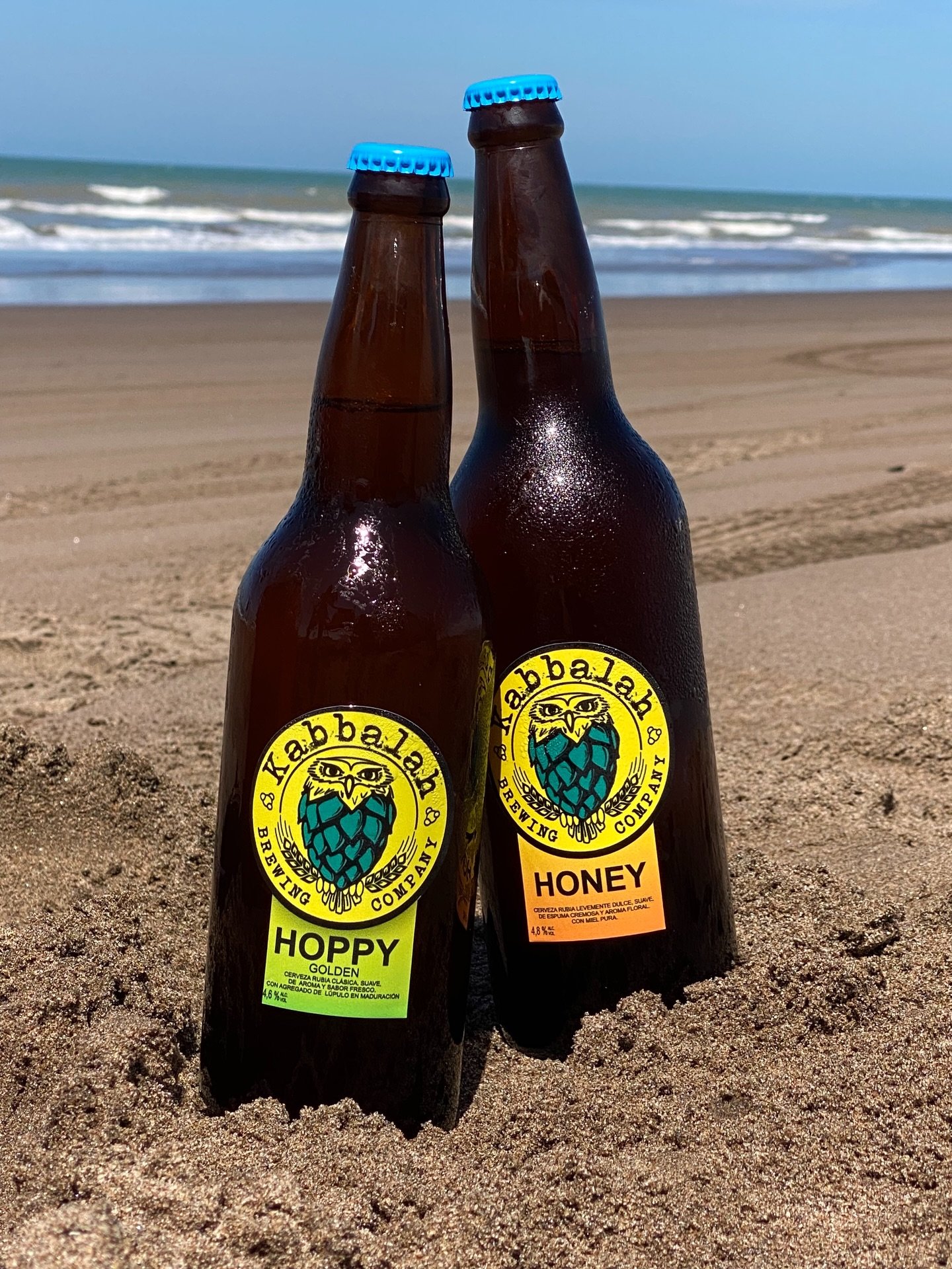 Botella de Hoppy Golden Ale en la playa